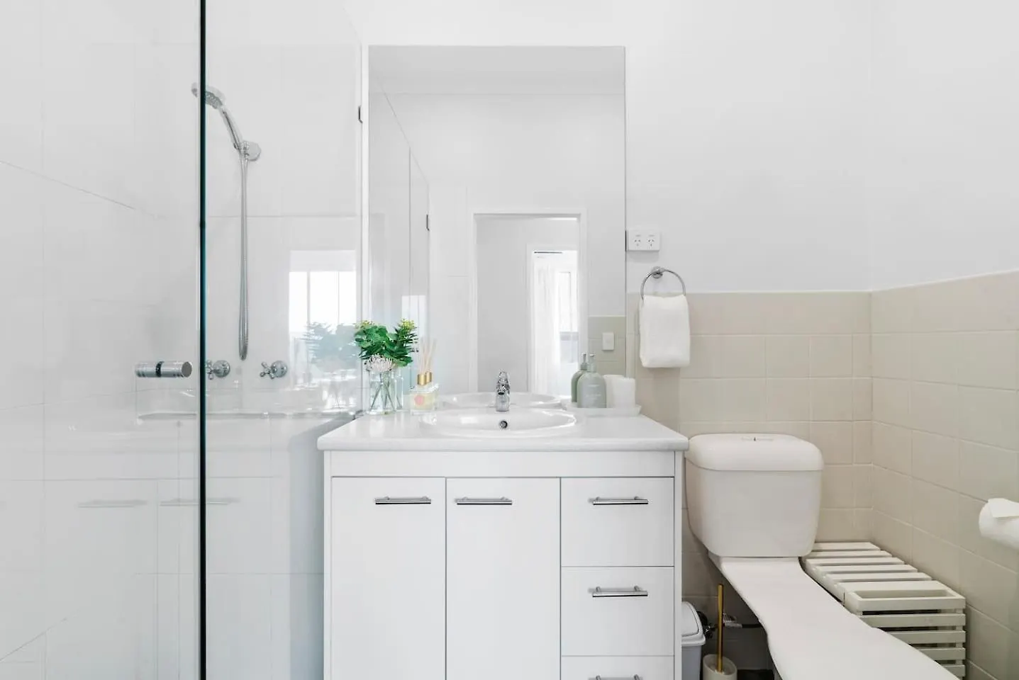 St Tropez Treasure - A Dazzling Beachside Resort Gem Gold Coast Apartment